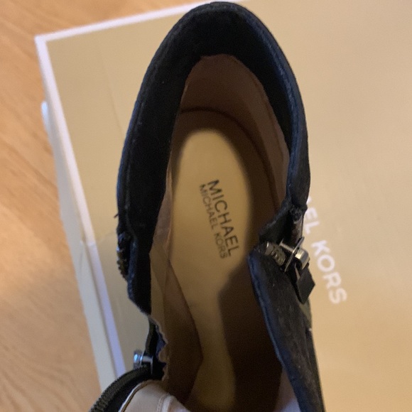 Michael Kors Denver Bootie size 7. Worn once In original box, like new - Picture 5 of 6